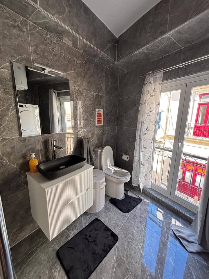 One Bedroom Apartment with Seaview in Sliema - thumbnail 13