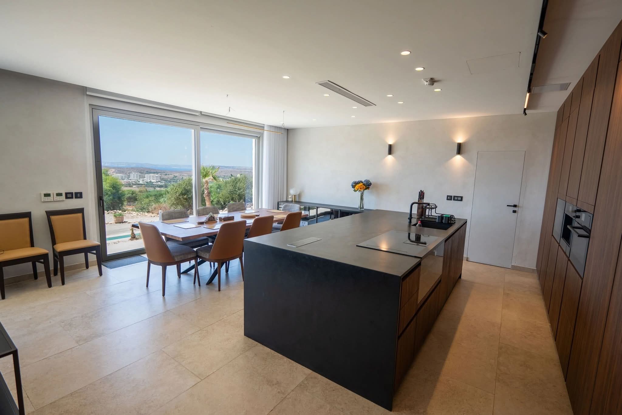 Fully Detached & Exclusive Villa with infinity Pool and Seaview's in Mgarr - thumbnail 5