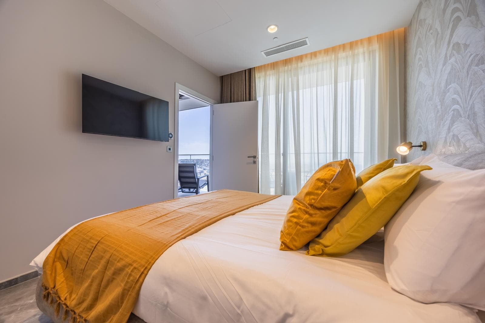 One Bedroom Luxury Apartment with Sea Views in St. Julians - thumbnail 8