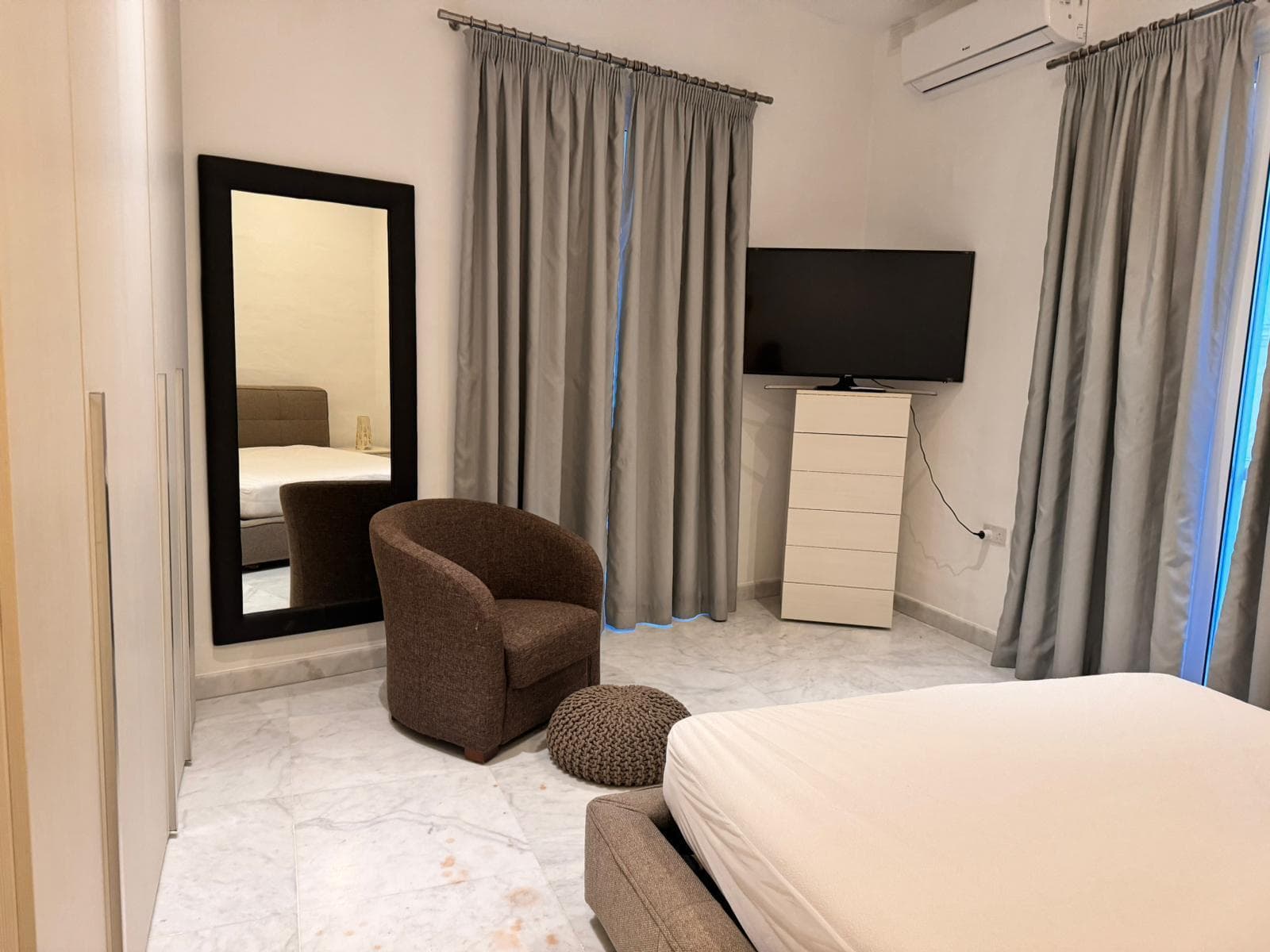 Two Bedroom Elegant Apartment with a Balcony in Sliema - thumbnail 9