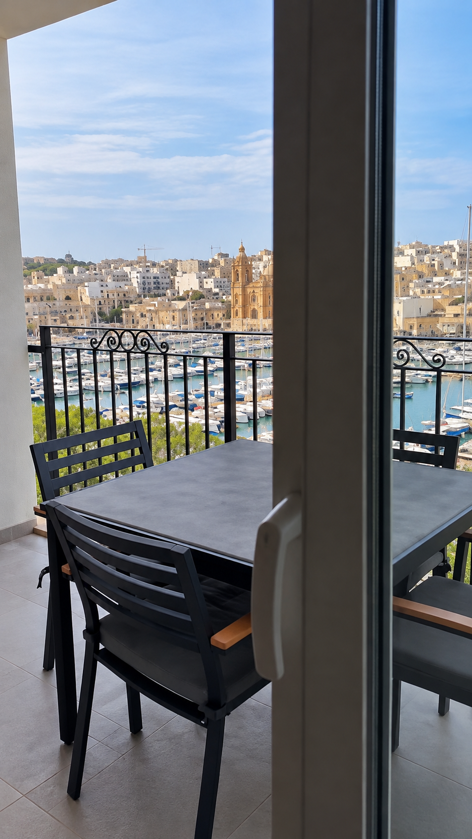 Two Bedroom Seafront Apartment with a Large Terrace in Pieta - thumbnail 2