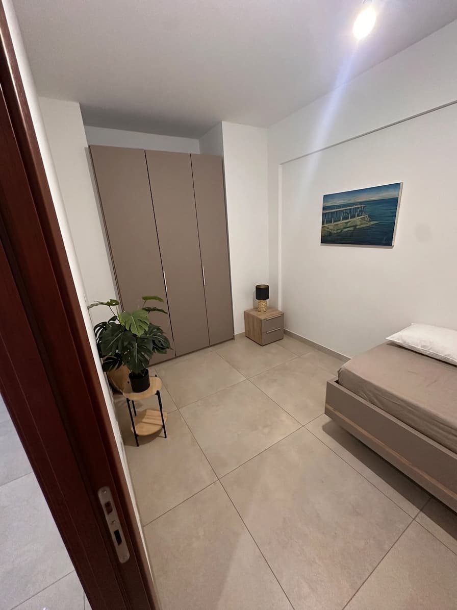Seafront Apartment in Sliema  - thumbnail 7