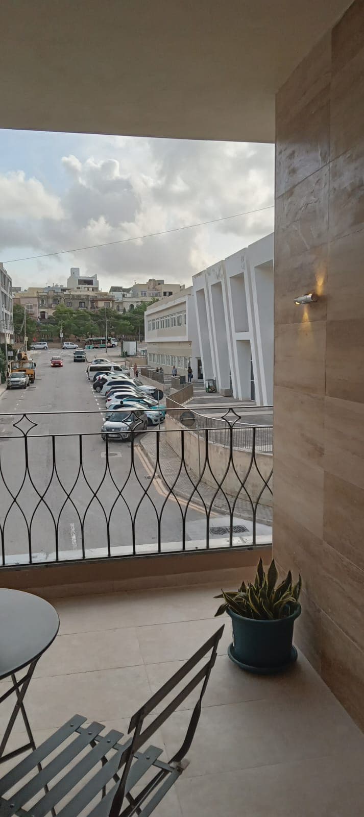 Three Bedroom Apartment with Terrace in Pembroke - thumbnail 4