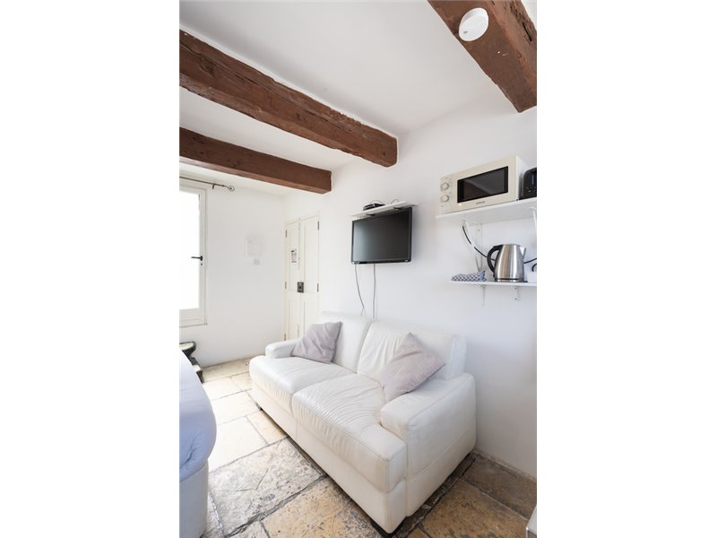 One Bedroom Apartment with Roof Terrace in Valletta  - thumbnail 4