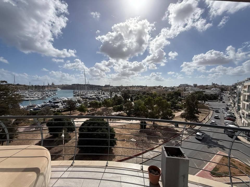 Apartment in Gzira - Photo 1 of 9