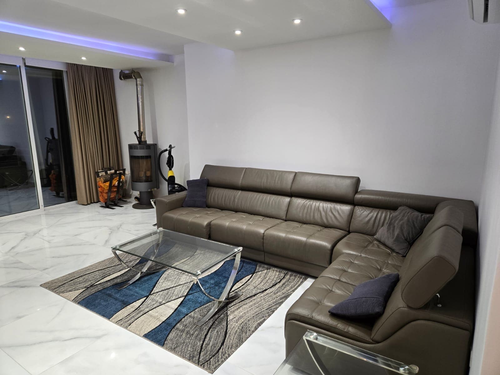 A Three bedroom with a terrace facing the seafront in central Sliema - thumbnail 10
