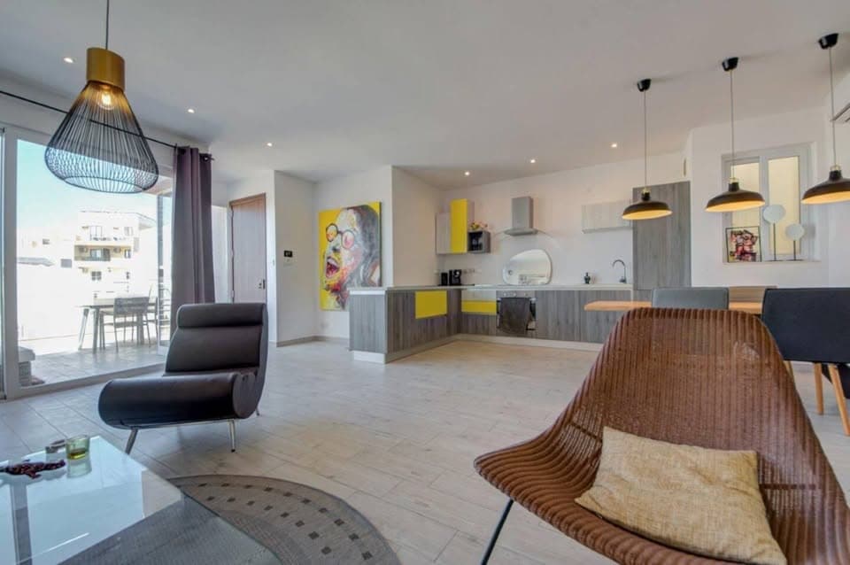 Two Bedroom Penthouse with Large Terraces and Sea Views in Marsaskala - thumbnail 3