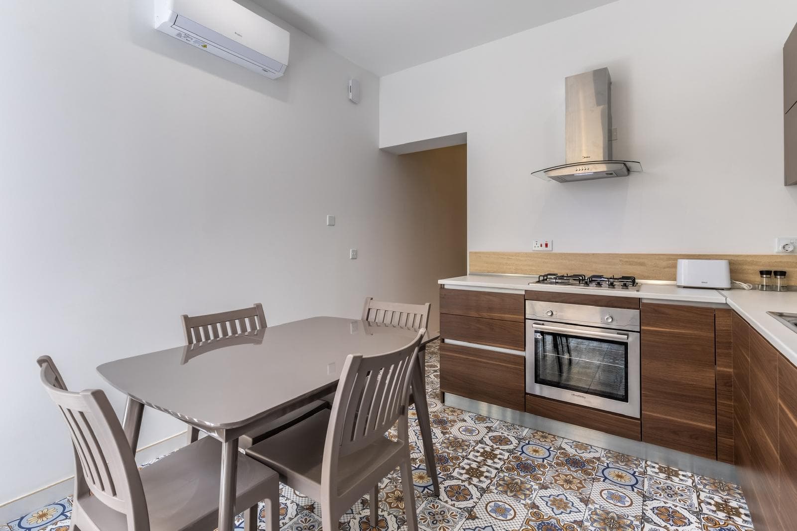 Townhouse in Luqa - thumbnail 2