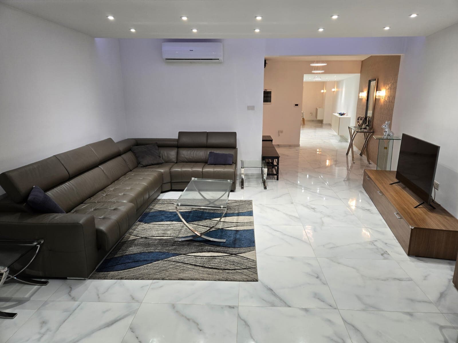 A Three bedroom with a terrace facing the seafront in central Sliema - thumbnail 12