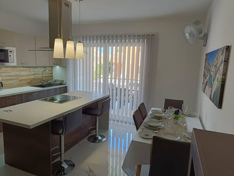 Two Bedroom Apartment with Large Outdoor Area in Swieqi - thumbnail 4